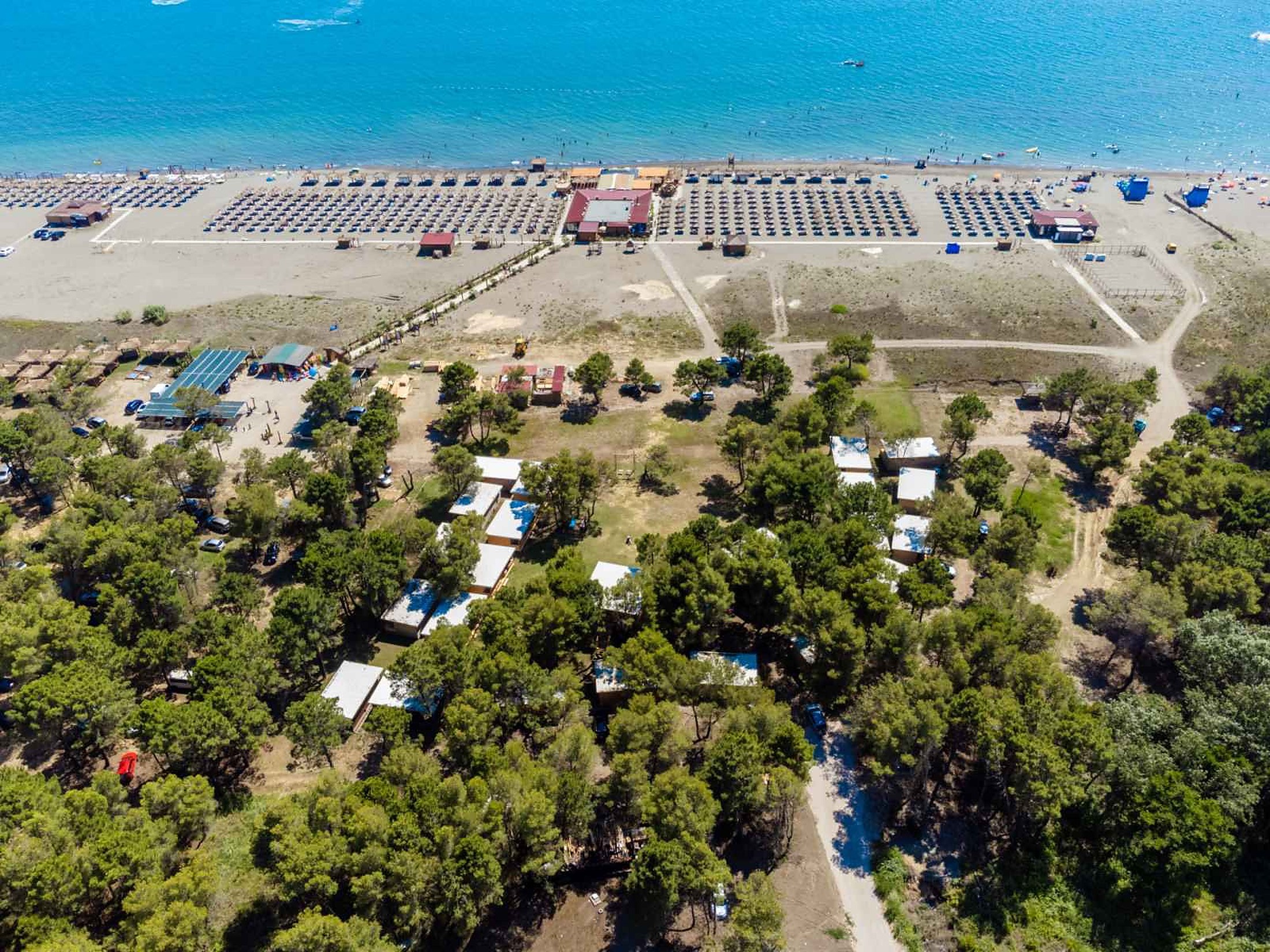 Bungalovi između borove šume i plaže