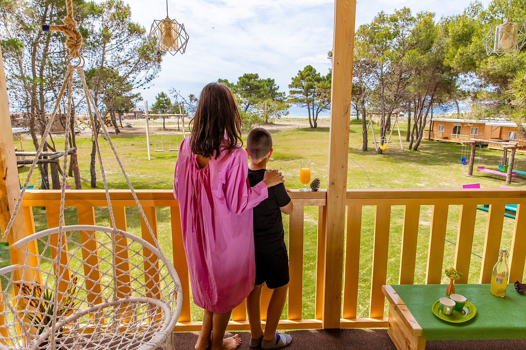 Pogled sa terase prema dvorištu i moru