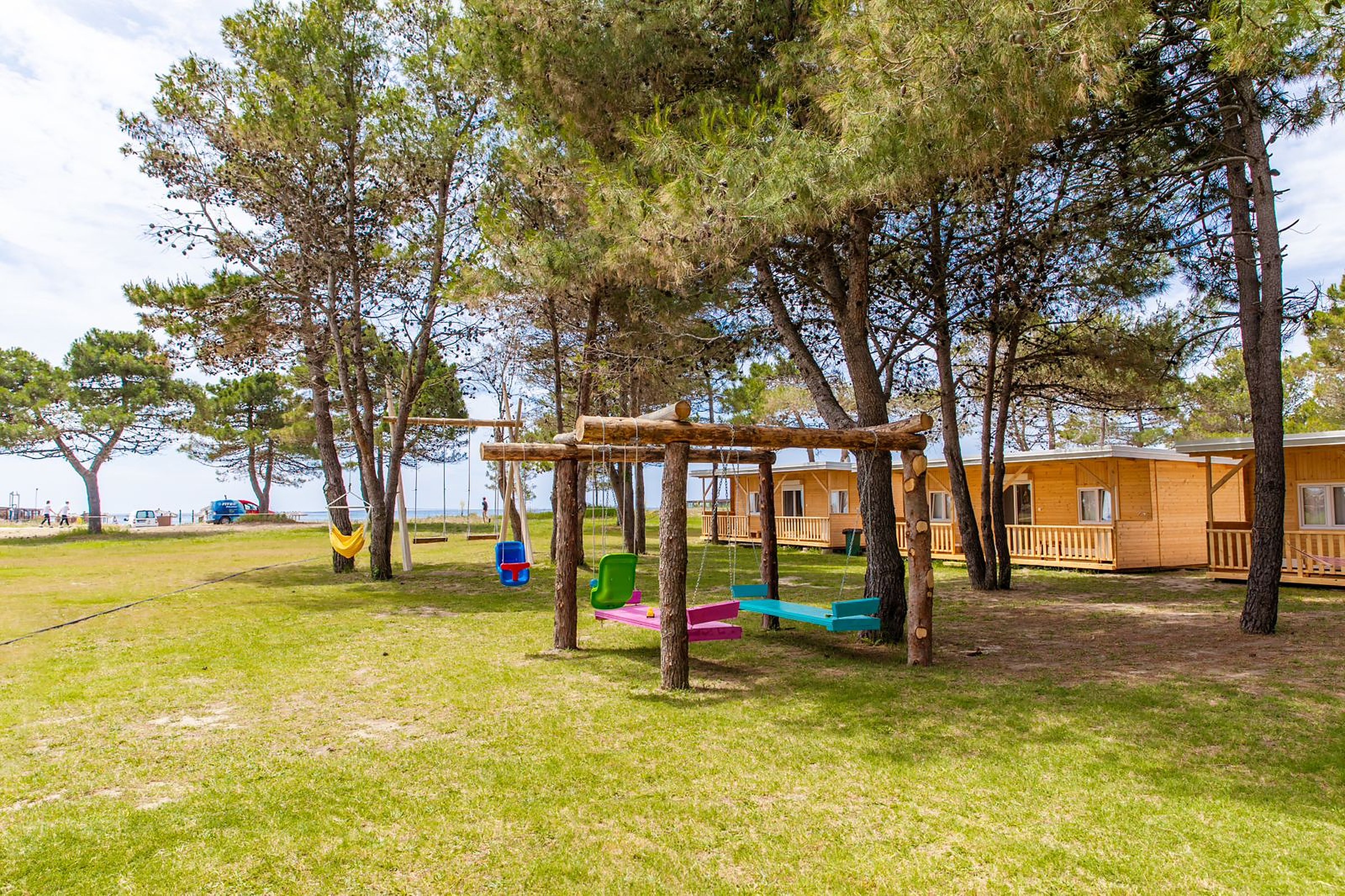 Bungalovi i borovi otvoreni prema plaži