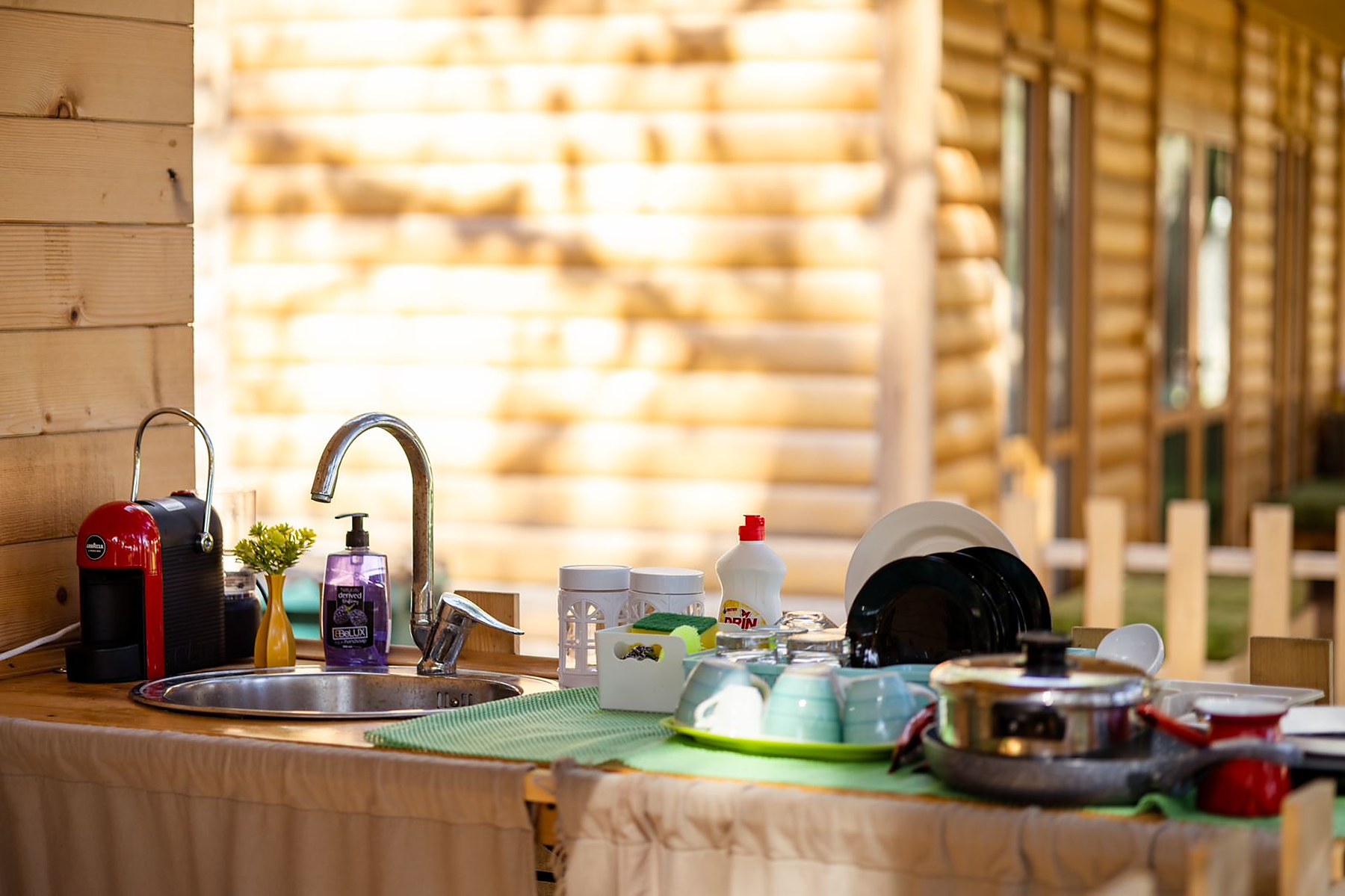 Spoljašnja uslužna kuhinja i posuđe