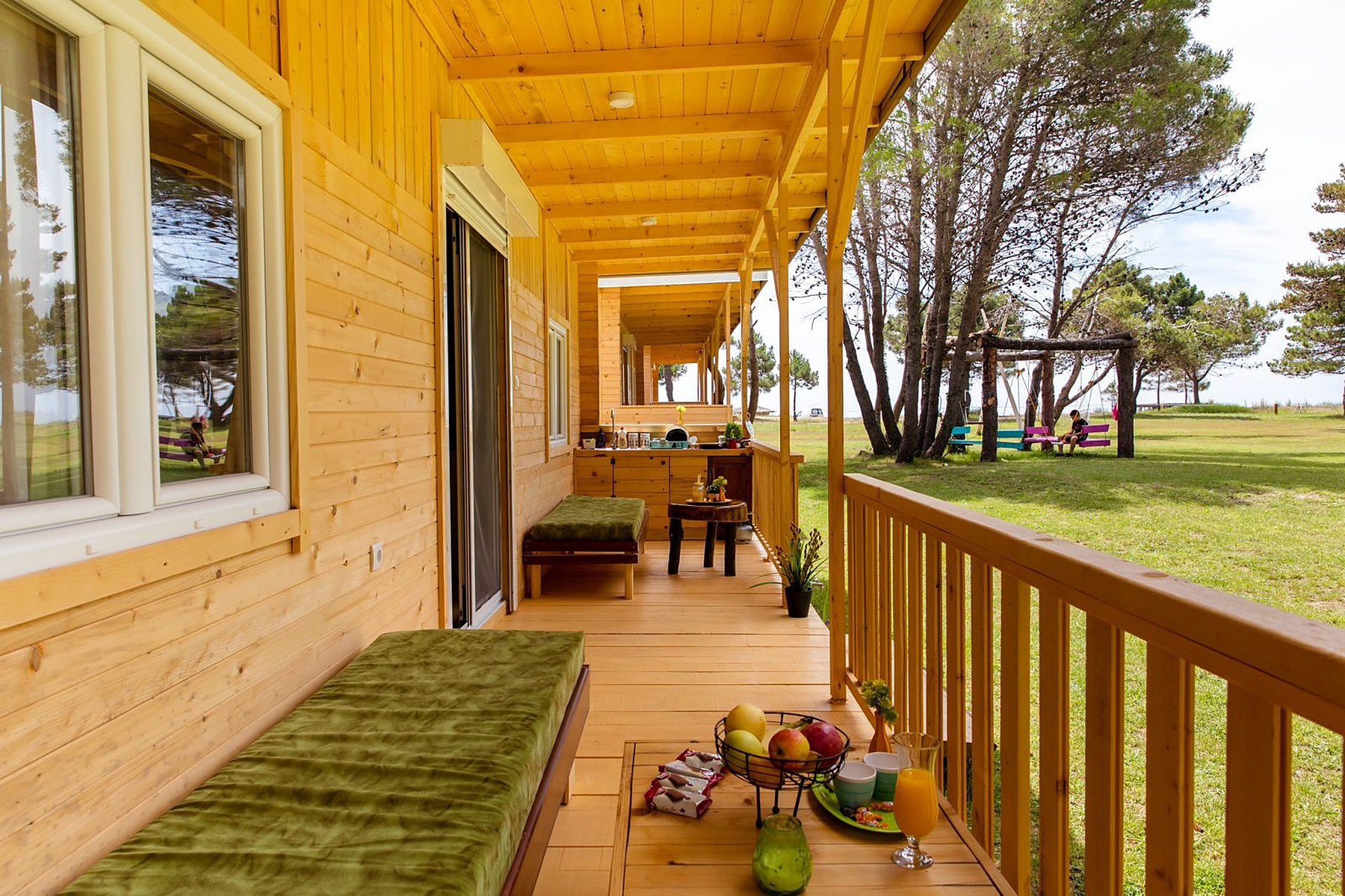 Duga drvena terasa prema dvorištu