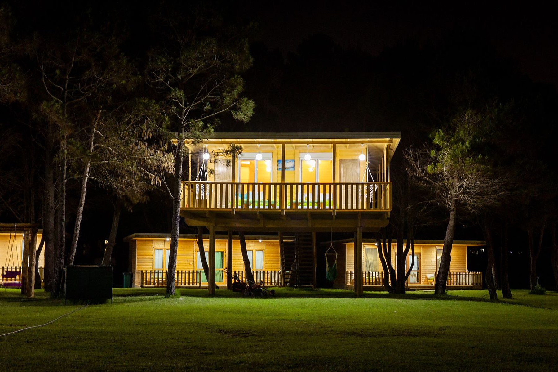 Bungalovi osvijetljeni uveče