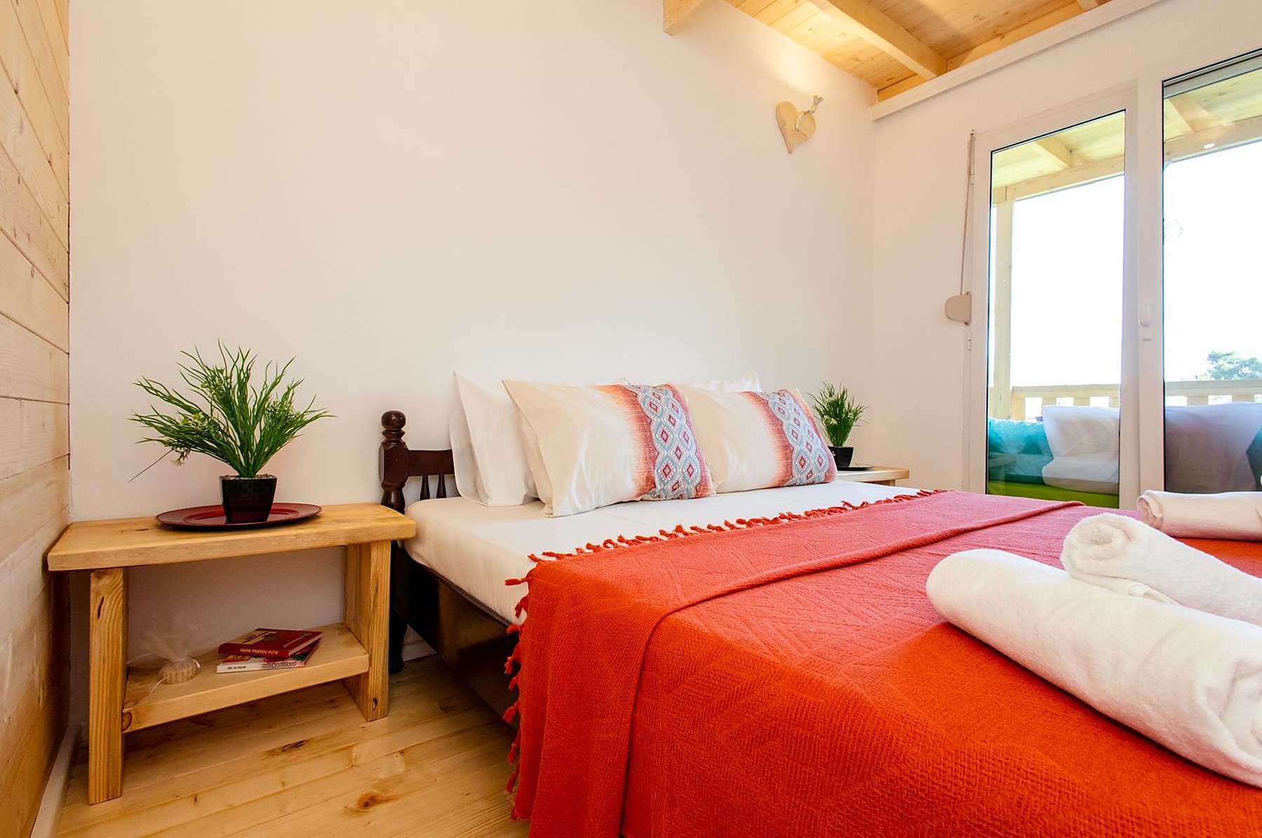 Spavaća soba sa drvenim plafonom