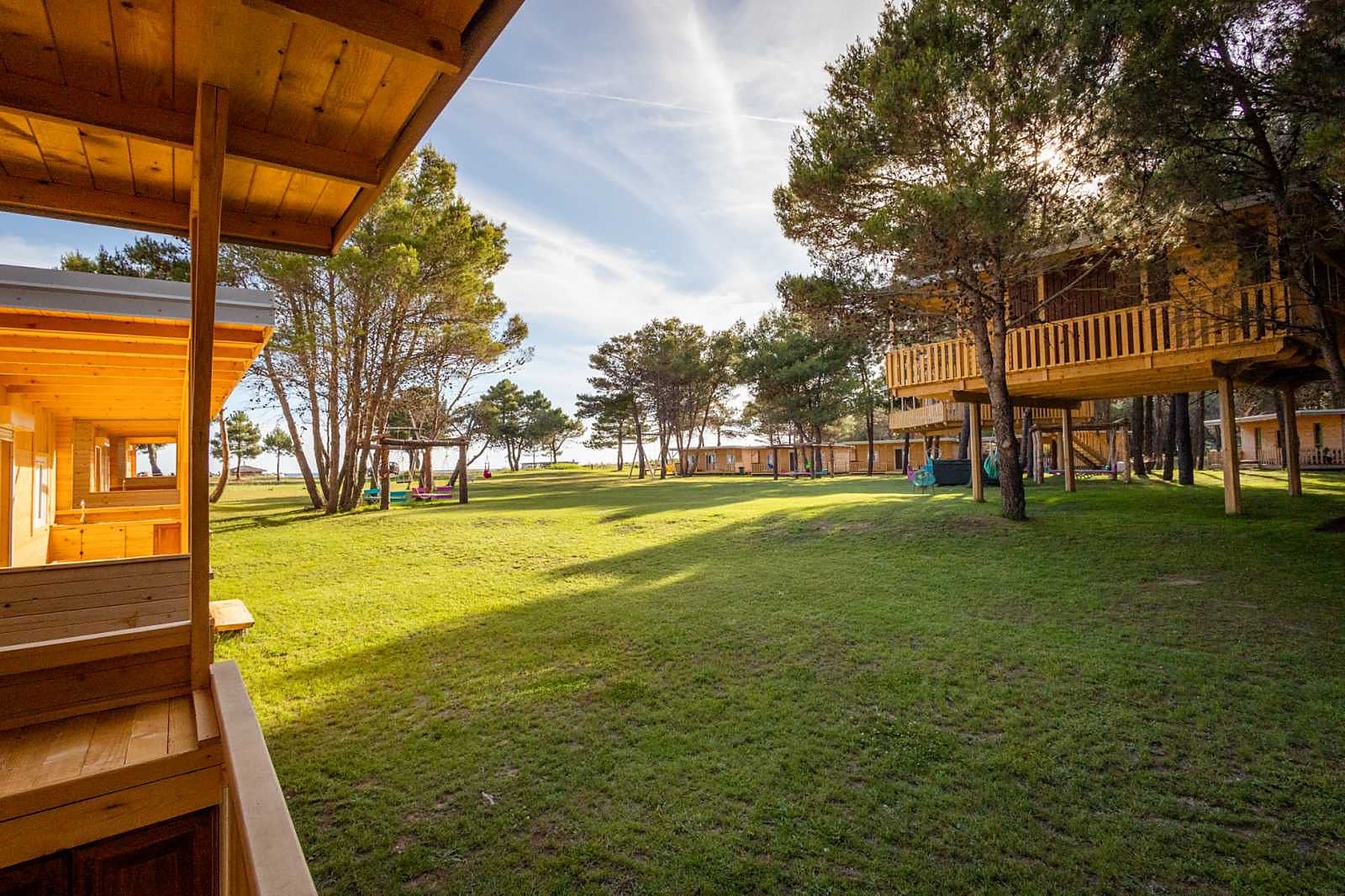 Sunčano dvorište između bungalova